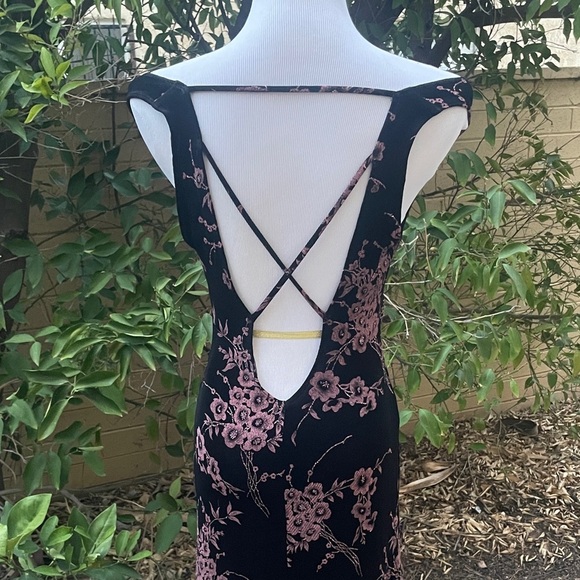 Charlotte Russe Black Floral Print Midi Dress Size M Crisscross Back - Picture 8 of 16